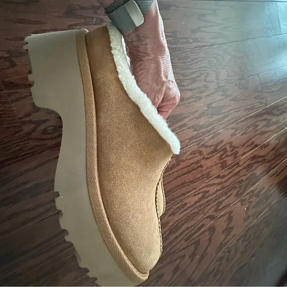 UGG New Heights Platform Clogs NWT Size 10
Indoor or Outdoor Wear - Picture 8 of 9